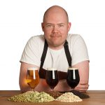 Bild på Robert Lagergren. Framför honom står tre glas öl av olika karaktär.